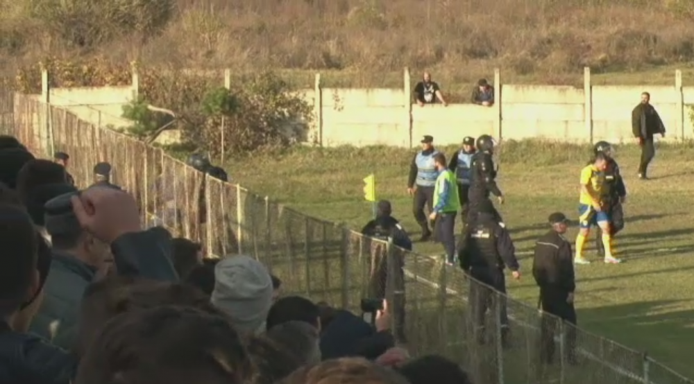Scene incredibile la meciul Petrolului din liga a patra: suporterii au navalit pe teren cu un PAR cat un bustean, directorul sportiv s-a ales cu buza sparta_4