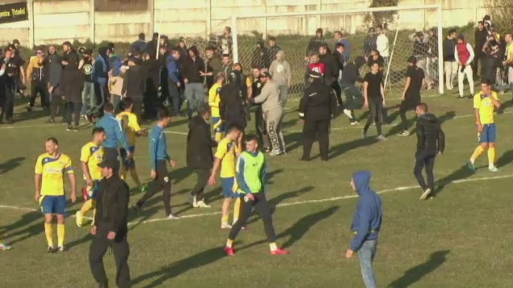 Scene incredibile la meciul Petrolului din liga a patra: suporterii au navalit pe teren cu un PAR cat un bustean, directorul sportiv s-a ales cu buza sparta_5