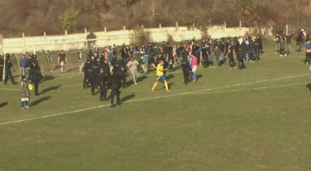 Scene incredibile la meciul Petrolului din liga a patra: suporterii au navalit pe teren cu un PAR cat un bustean, directorul sportiv s-a ales cu buza sparta_6