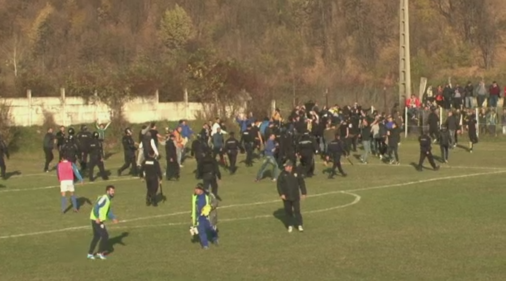 Scene incredibile la meciul Petrolului din liga a patra: suporterii au navalit pe teren cu un PAR cat un bustean, directorul sportiv s-a ales cu buza sparta_7