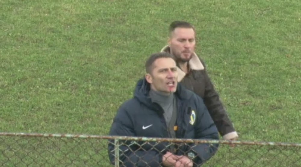 Scene incredibile la meciul Petrolului din liga a patra: suporterii au navalit pe teren cu un PAR cat un bustean, directorul sportiv s-a ales cu buza sparta_9