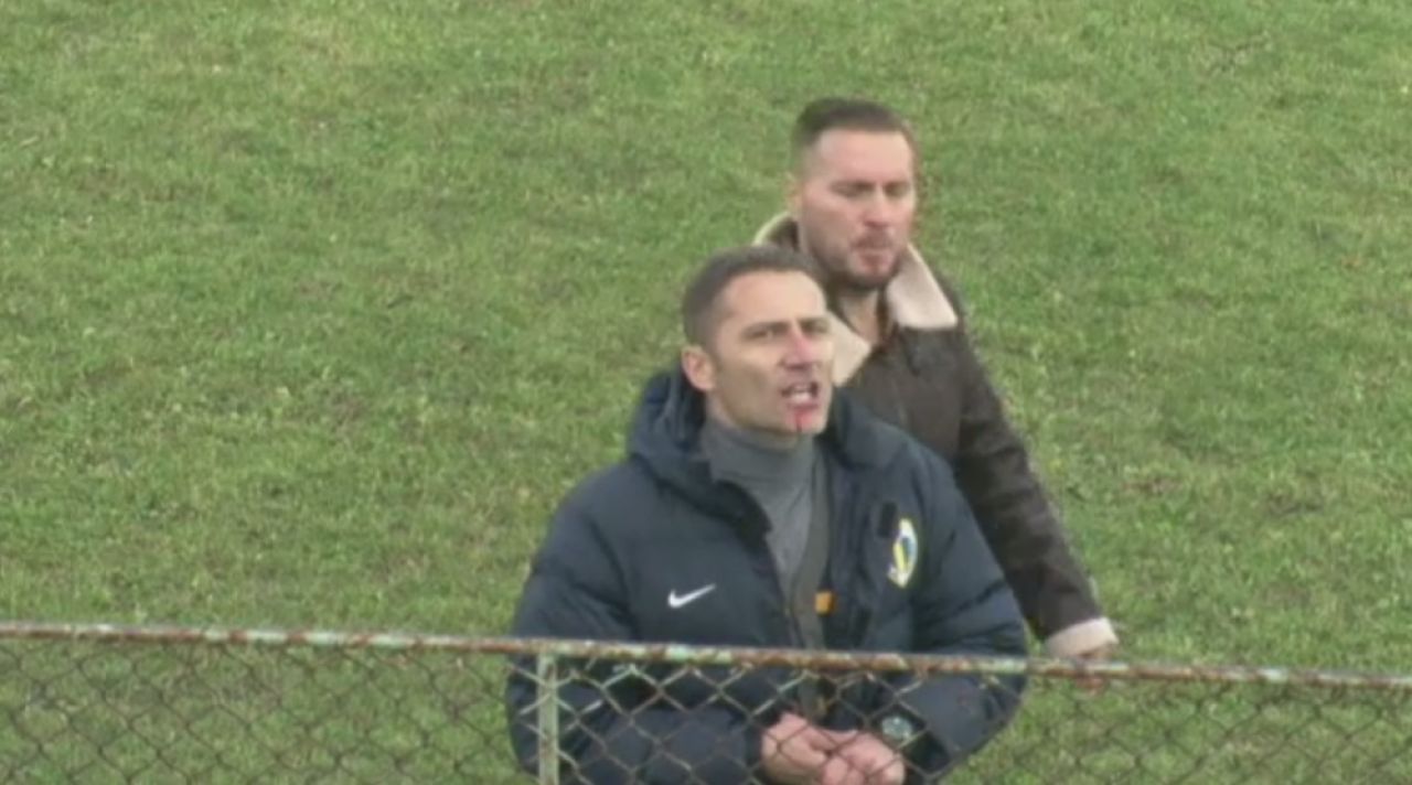 Scene incredibile la meciul Petrolului din liga a patra: suporterii au navalit pe teren cu un PAR cat un bustean, directorul sportiv s-a ales cu buza sparta_9