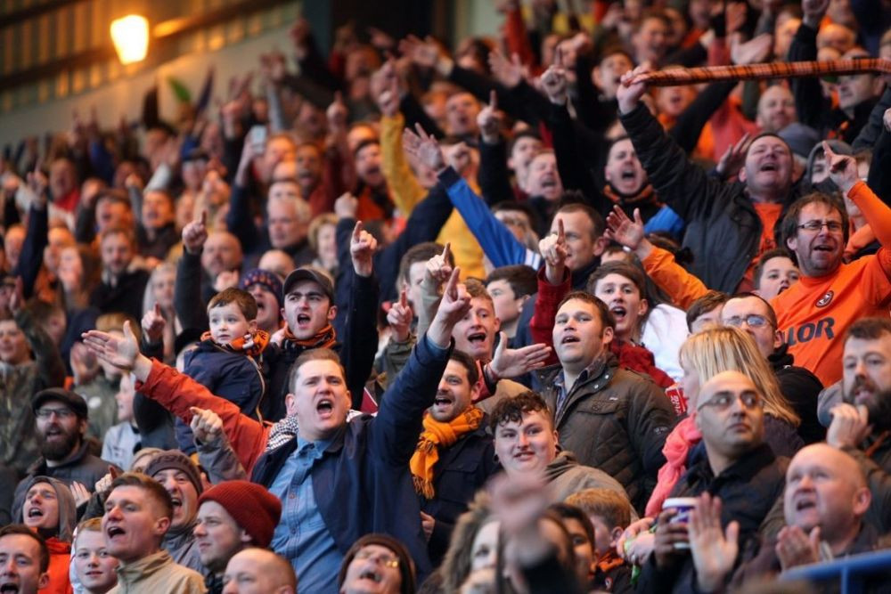 Moment superb pe terenul de fotbal! Un fan cu un singur picior a intrat pe gazon si a sutat la poarta! A iesit un gol fantastic! VIDEO