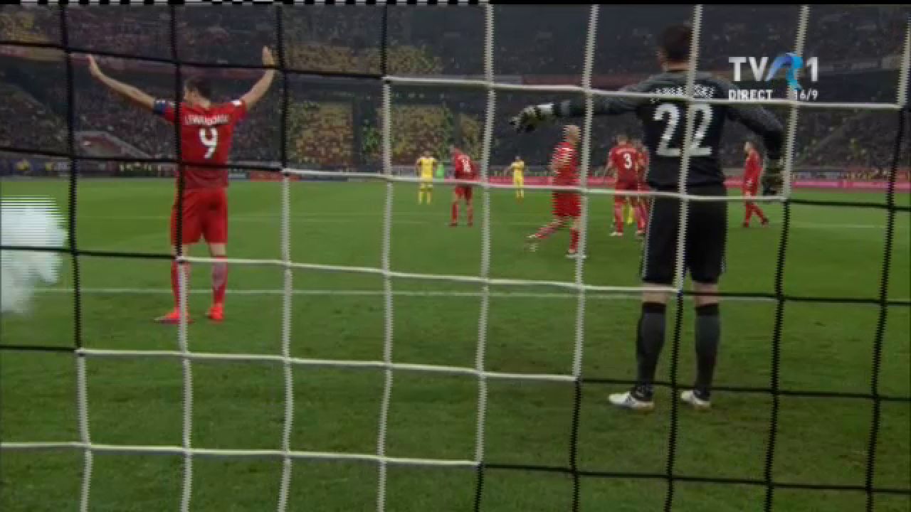 FOTO! Incidente incredibile pe National Arena! O petarda a explodat langa Lewandowski_2