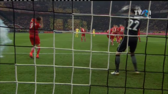 FOTO! Incidente incredibile pe National Arena! O petarda a explodat langa Lewandowski_3
