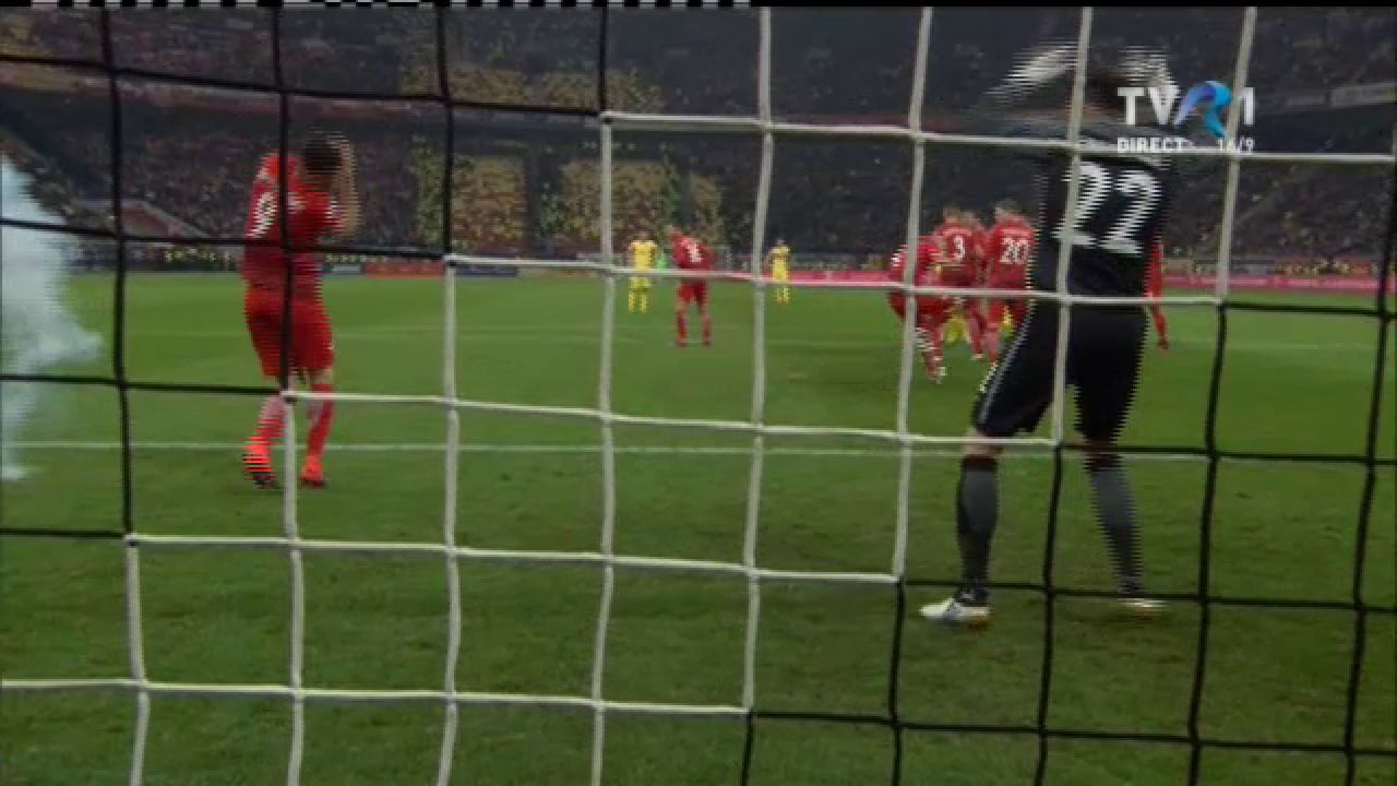 FOTO! Incidente incredibile pe National Arena! O petarda a explodat langa Lewandowski_3