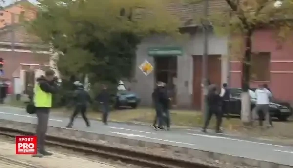 'Baaaaa, a murit un om!' ATENTIE, IMAGINI NEEDITATE! Haos pe strazile din Arad, bataie crunta intre ultrasii de la Poli si UITA! VIDEO