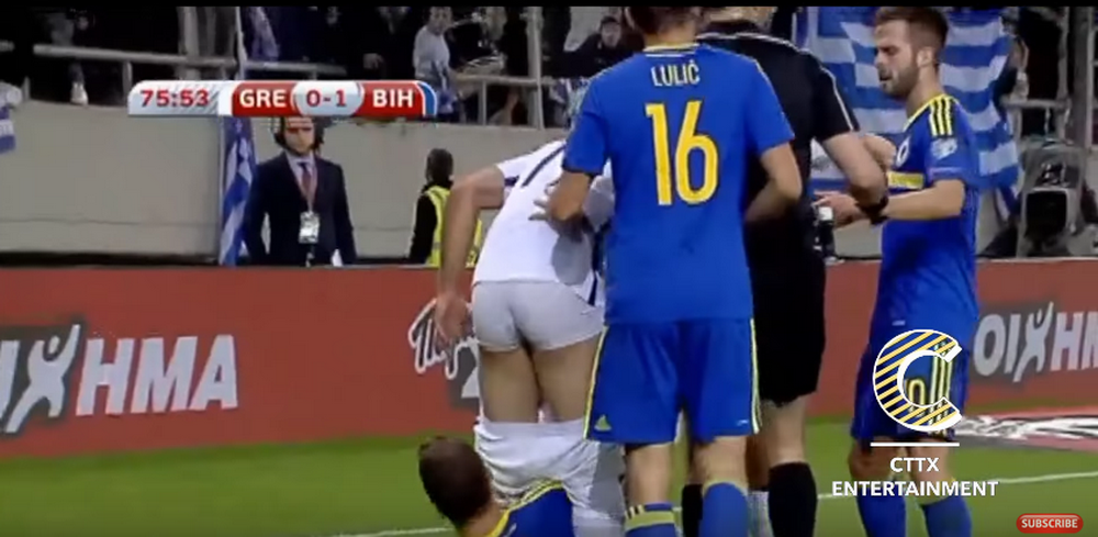 Eliminare INCREDIBILA pentru Dzeko! A vazut rosu dupa ce si-a lasat un adversar in chiloti! VIDEO
