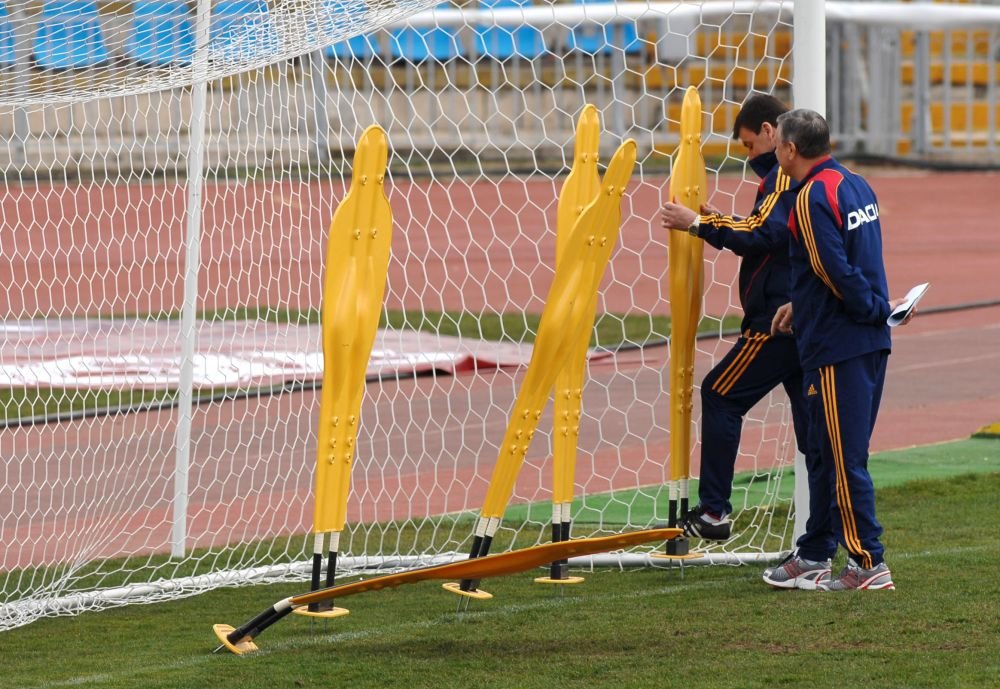 10 imagini istorice din cariera lui Daniel Prodan. Lacrimile dupa meciul Romaniei cu Suedia, ultimul meci in tricoul nationalei si revederea cu Diego Simeone dupa 14 ani, la Bucuresti_3