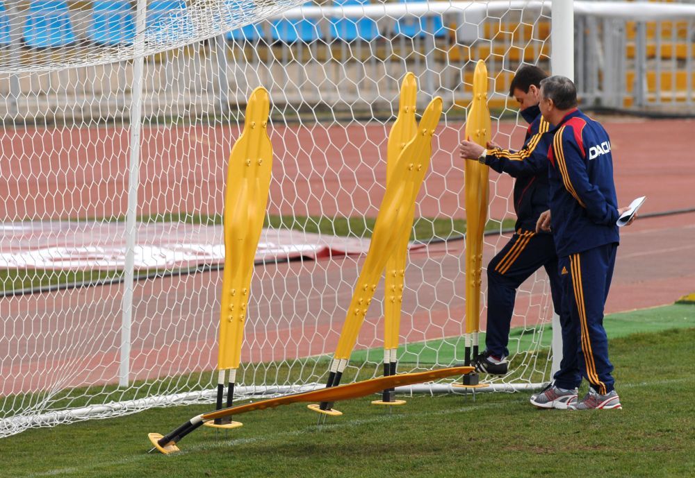 10 imagini istorice din cariera lui Daniel Prodan. Lacrimile dupa meciul Romaniei cu Suedia, ultimul meci in tricoul nationalei si revederea cu Diego Simeone dupa 14 ani, la Bucuresti_3