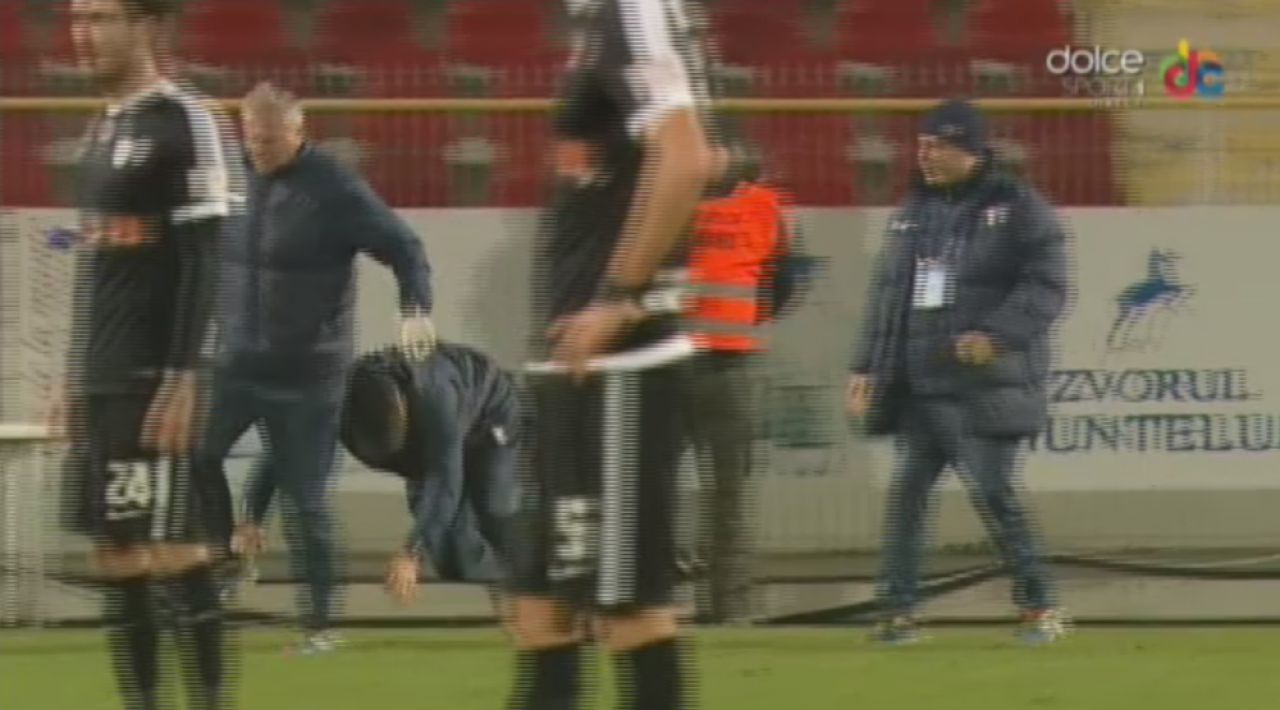 Gest incredibil al lui Sumudica in finalul meciului cu Dinamo: plin de nervi, antrenorul l-a TAVALIT pe doctorul echipei. FOTO_4