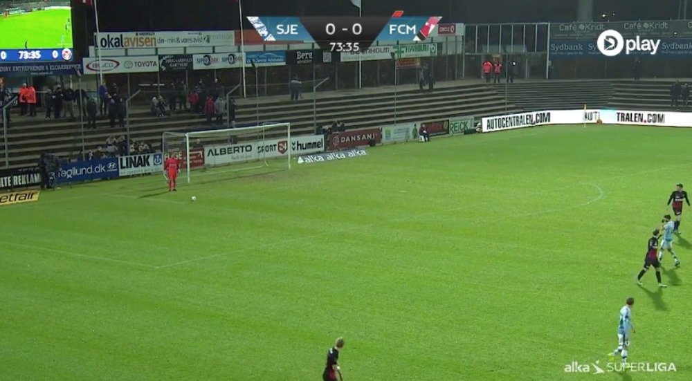 Faza incredibila in Danemarca! Portarul a degajat, VANTUL era sa dea AUTOGOLUL ETAPEI! Cum s-a dus mingea :) VIDEO