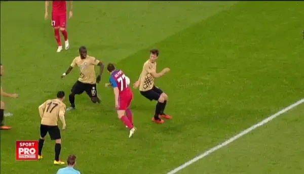 Inca un penalty refuzat Stelei. Turcii au facut un hent CLAR in careu, arbitrul a lasat jocul sa continue - Vezi faza VIDEO