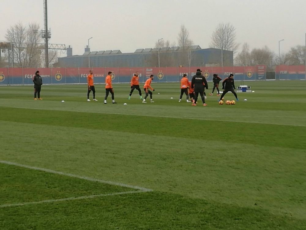 Foto Tamas Aparitia Zilei La Antrenamentul Stelei Cum A Venit Imbracat Prezenta Surpriza In Lot Ce Fotbalist
