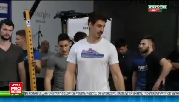 VIDEO SENZATIONAL! Mai aveai putin si aterizai in PARCARE! Record NATIONAL: cat a sarit de pe loc acest roman