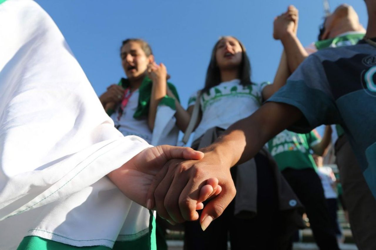 Imagini emotionante! Un oras intreg isi plange echipa de fotbal! Fanii s-au rugat pe stadion pentru jucatorii lui Chapecoense_1