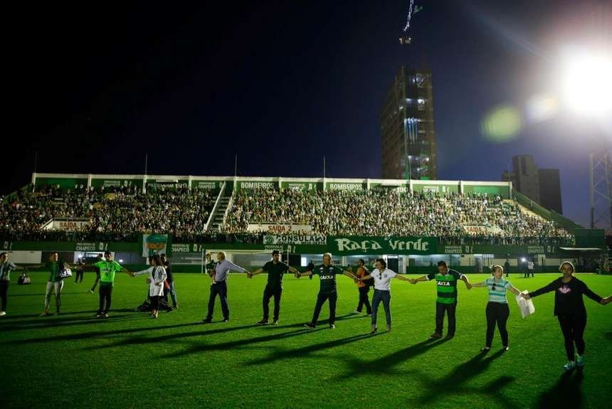 Imagini emotionante! Un oras intreg isi plange echipa de fotbal! Fanii s-au rugat pe stadion pentru jucatorii lui Chapecoense_4
