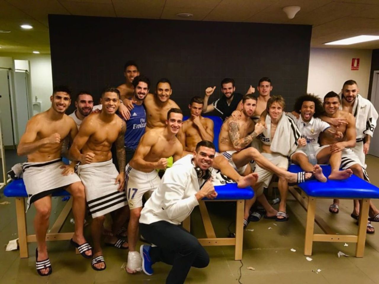 Hai ca asta e gluma zilei! Cum s-a pozat Ronaldo in vestiarul Realului la cateva minute dupa finalul El Clasico :)_1