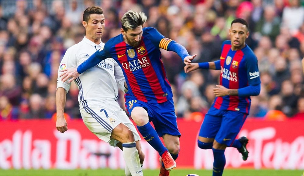 Hai ca asta e gluma zilei! Cum s-a pozat Ronaldo in vestiarul Realului la cateva minute dupa finalul El Clasico :)_2