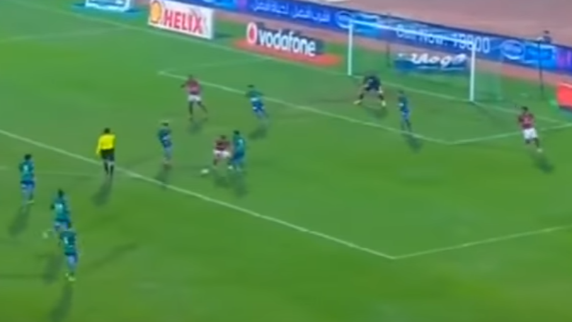 Cel mai scandalos penalty acordat vreodata: arbitrul n-a mai suportat sa vada 0-0 pe tabela si s-a hotarat sa schimbe meciul :)