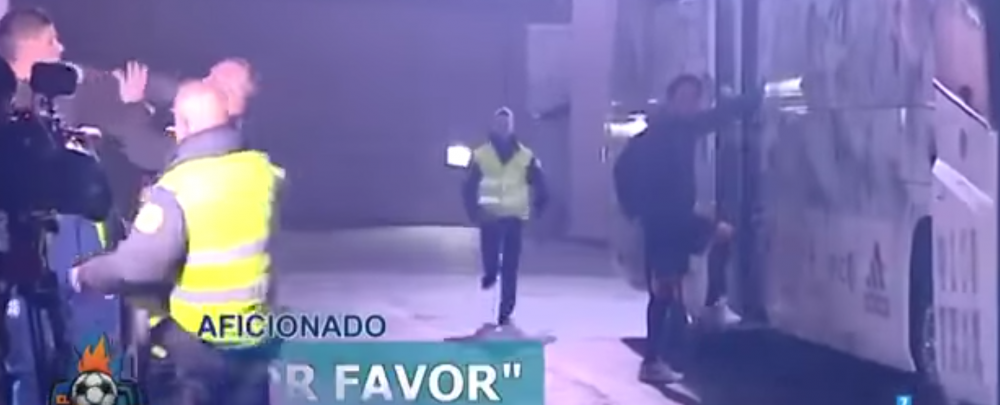 Cristianooo, te rog, Cristianooo! Gestul SENZATIONAL facut de Ronaldo in fata autocarului! Ce s-a intamplat cand a vazut ca acest pusti e impins de stewarzi