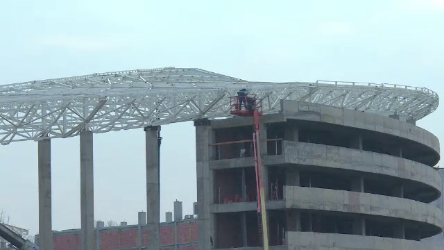 Stadionul din Targu Jiu e aproape gata! Grigoras se intreaba de ce e construit si l-a botezat Stadionul Tacerii: Nu avem bani de porc, ne uitam la TV