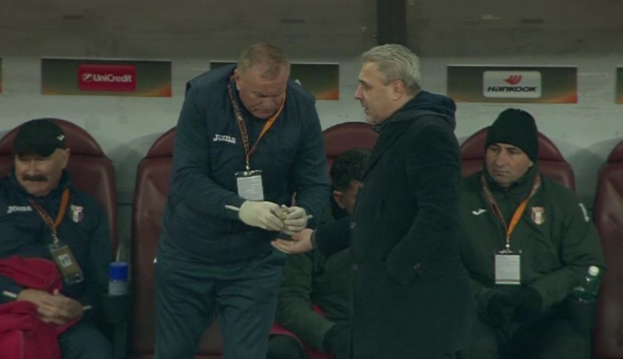 Tensiune uriasa pe National Arena! Sumudica i-a cerut pastile medicului in timpul meciului cu Roma. FOTO_1