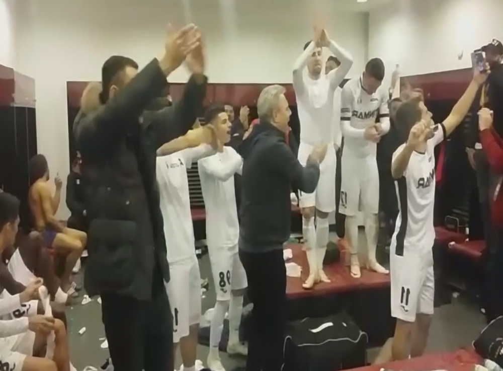 Imagini fabuloase in vestiarul Astrei: jucatorii au declansat petrecerea, au pus muzica greceasca si i-au scandat numele lui Denis Alibec. Atacantul a plans