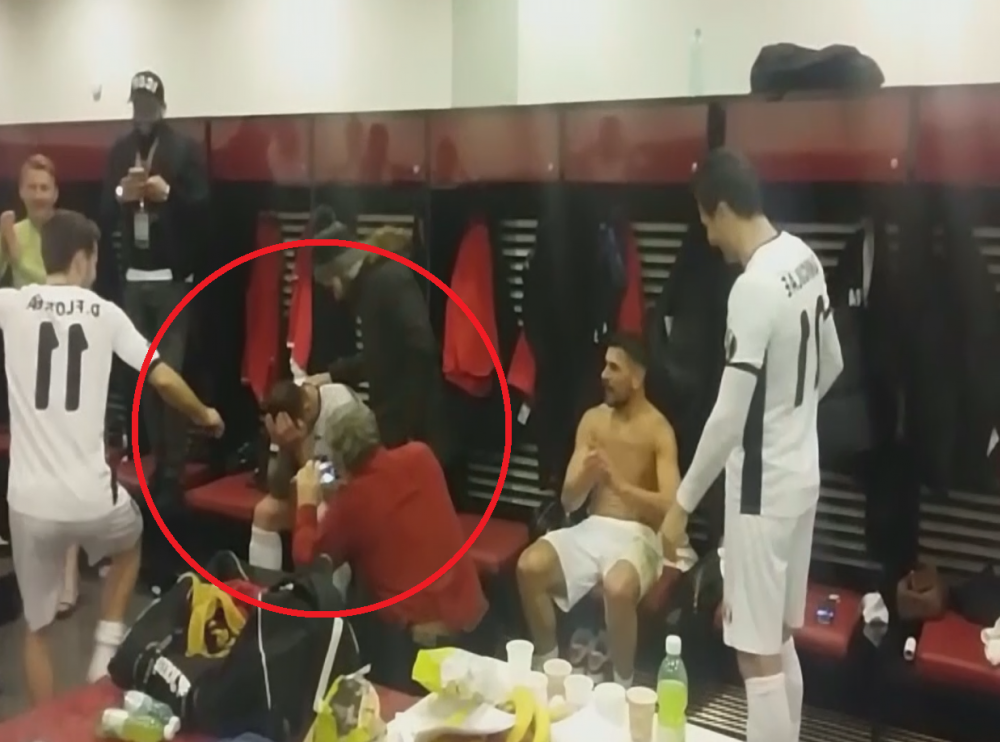 Imagini fabuloase in vestiarul Astrei: jucatorii au declansat petrecerea, au pus muzica greceasca si i-au scandat numele lui Denis Alibec. Atacantul a plans_2