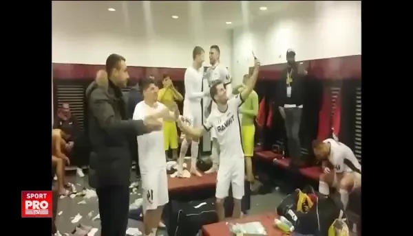 Imagini fabuloase in vestiarul Astrei: jucatorii au declansat petrecerea, au pus muzica greceasca si i-au scandat numele lui Denis Alibec. Atacantul a plans