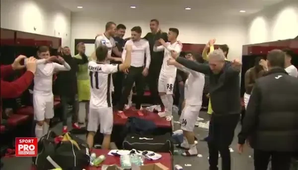 Imagini incredibile din vestiarul Astrei. Sumudica a inceput sa cante Cine tine cu Steaua sa-i ***** familia . Reactia lui Alibec - VIDEO