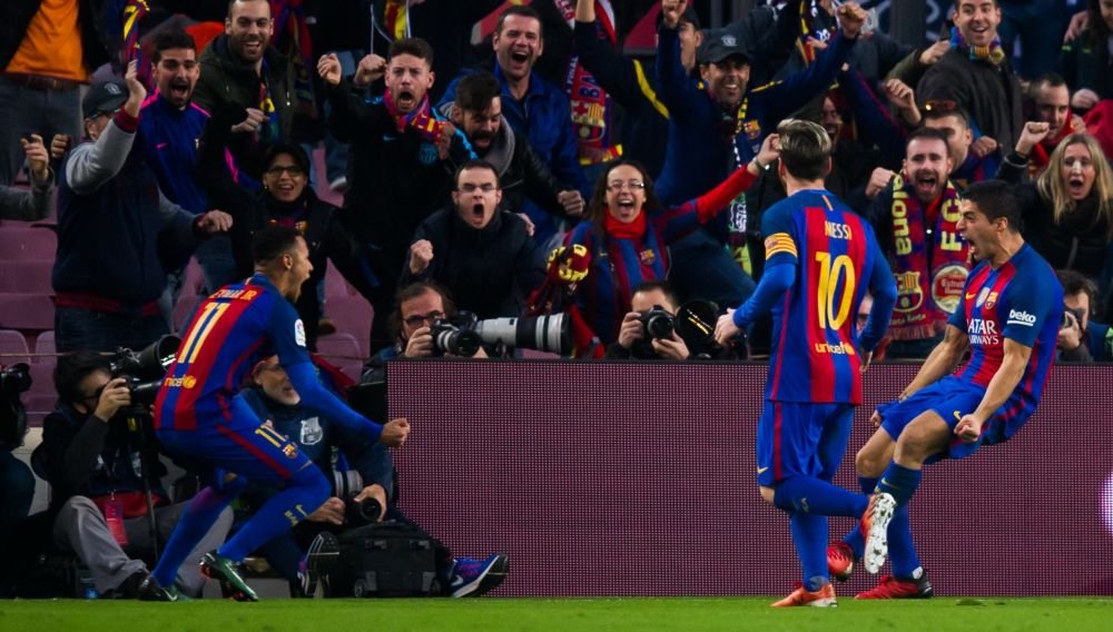 Buuun e GRASUTUL! :)) Neymar l-a luat peste picior pe Suarez chiar in timpul meciului! Imaginea pe care a postat-o pe net dupa gol