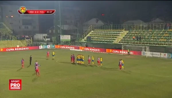 BARA PENTRU STEAUA! Boldrin bate superb o lovitura libera de la 25 de metri, mingea loveste bara