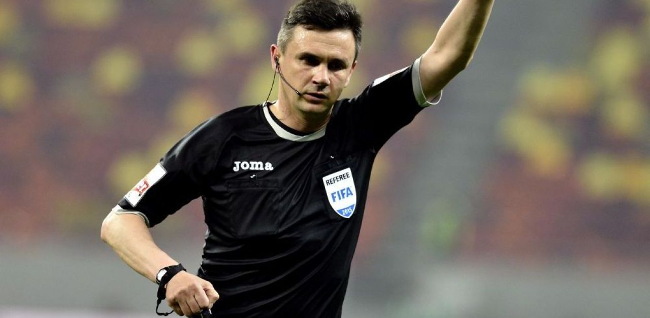 Prima data cand un arbitru primeste cadouri pe teren :) Cristi Balaj nu si-a putut stapani lacrimile inaintea ultimului sau meci_1
