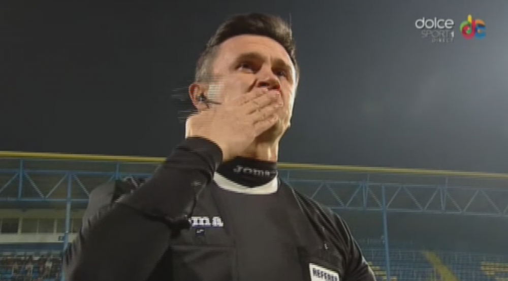 Prima data cand un arbitru primeste cadouri pe teren :) Cristi Balaj nu si-a putut stapani lacrimile inaintea ultimului sau meci_3