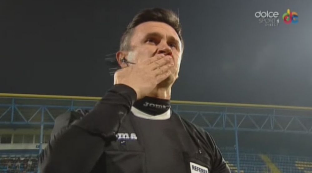 Prima data cand un arbitru primeste cadouri pe teren :) Cristi Balaj nu si-a putut stapani lacrimile inaintea ultimului sau meci_3