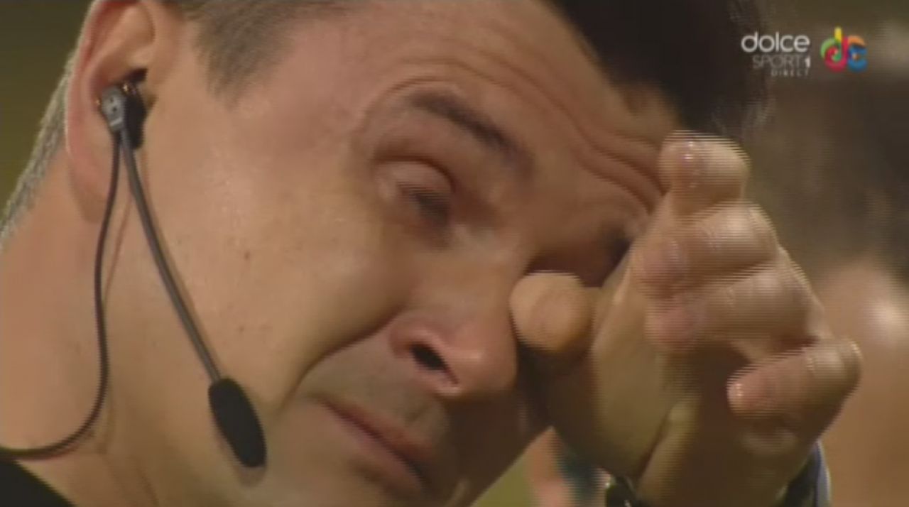 Prima data cand un arbitru primeste cadouri pe teren :) Cristi Balaj nu si-a putut stapani lacrimile inaintea ultimului sau meci_4