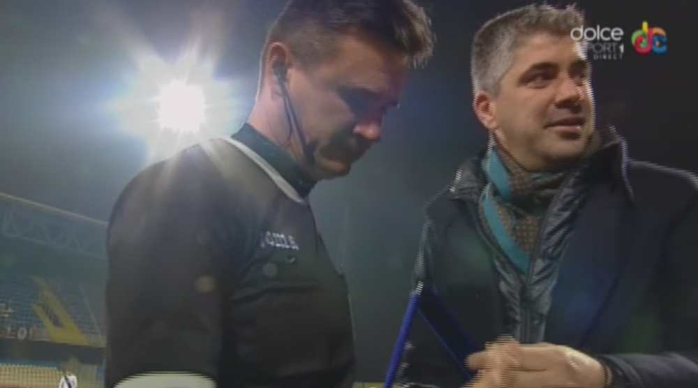 Prima data cand un arbitru primeste cadouri pe teren :) Cristi Balaj nu si-a putut stapani lacrimile inaintea ultimului sau meci_5