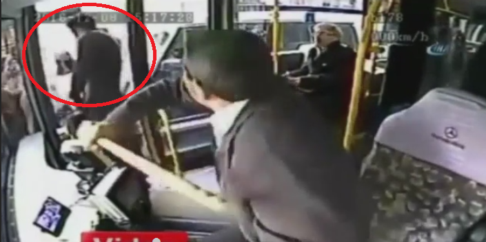 VIDEO: Un fotbalist celebru, atacat cu bata de un sofer de autobuz, dupa ce a facut scandal in trafic!
