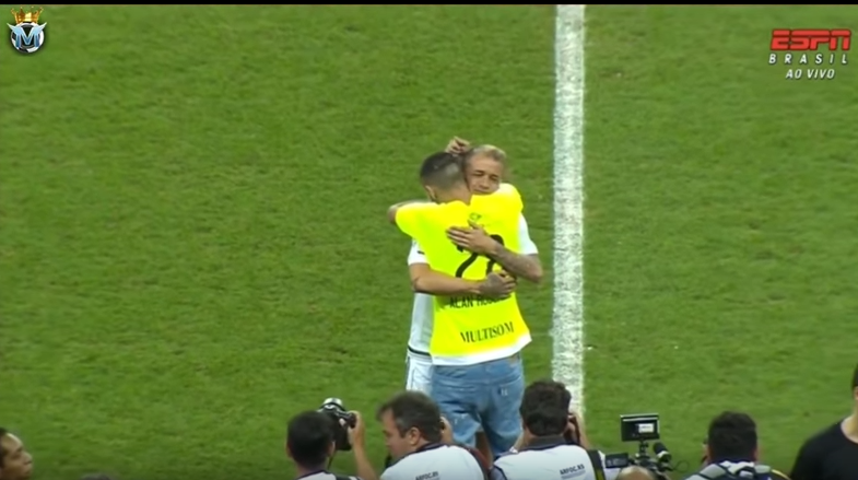 Traiesc cel mai frumos moment din lume! Pot sa merg! Supravietuitorul tragediei aviatice, din nou pe stadion