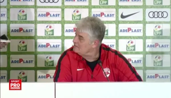 Ooo, multumesc, il pun in rama! Cadoul genial primit de Andone la conferinta dupa ce a umilit Steaua. VIDEO