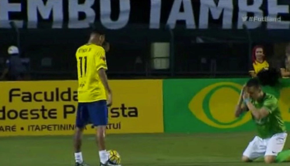 VIDEO INCREDIBIL! Un adversar l-a rugat in genunchi pe Neymar sa nu-l umileasca! Ce a facut starul brazilian