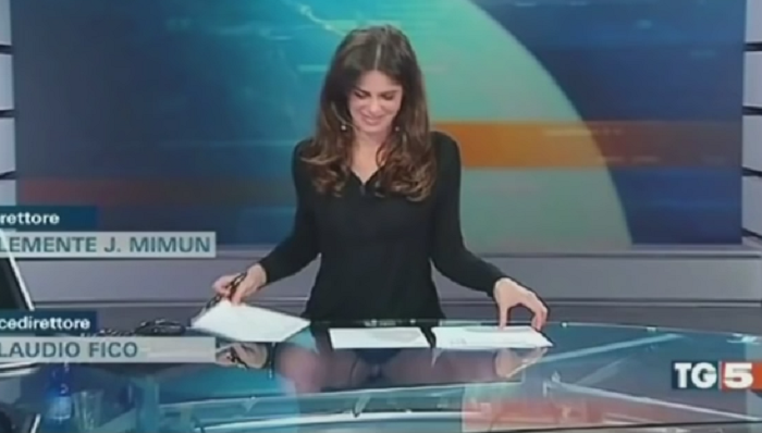 A inteles in felul ei expresia "prezinta si tu stirile mai relaxata" :) Scena din Basic Instinct la televiziunea lui Berlusconi VIDEO