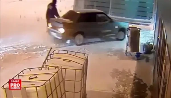 Asa arata TERORISMUL in Rusia! Un sofer beat a intrat cu Lada in aerport si a facut prapad! VIDEO