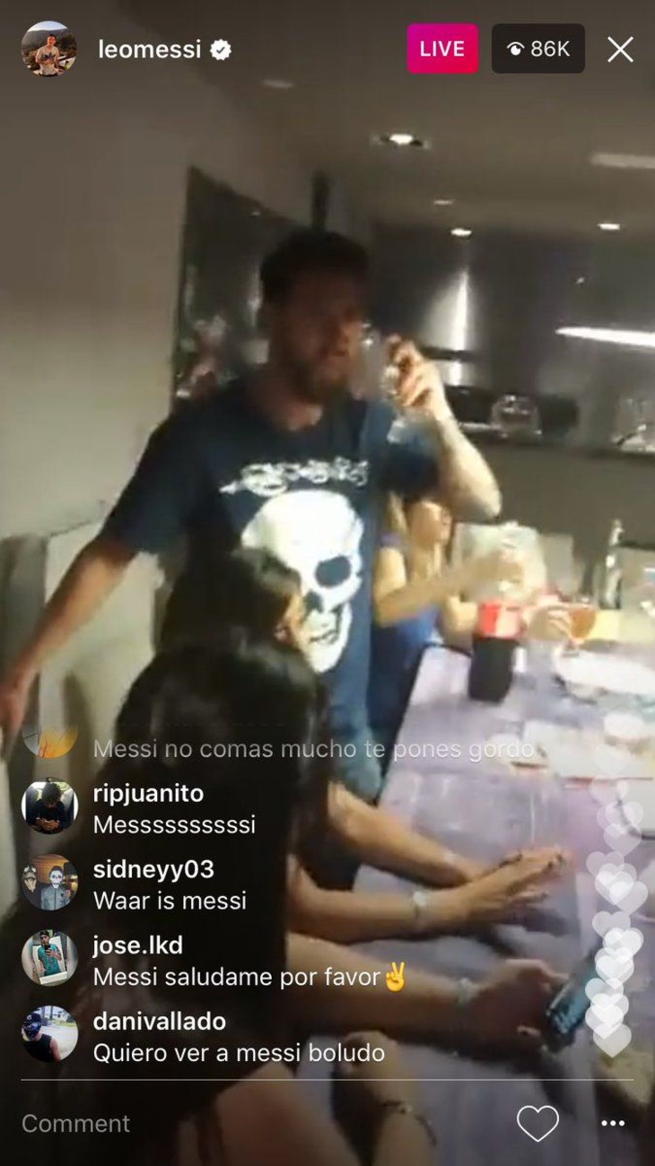 Nepotul lui Messi i-a luat telefonul si a intrat LIVE pe Facebook. Cum l-a surprins pe Messi la 3 noaptea :))_1