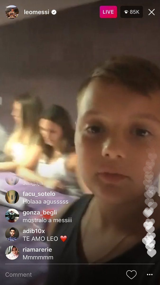 Nepotul lui Messi i-a luat telefonul si a intrat LIVE pe Facebook. Cum l-a surprins pe Messi la 3 noaptea :))_2