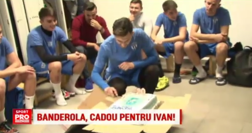 Ivan, sarbatorit de colegi la reunire. Atacantul a primit banderola de capitan cadou de ziua sa