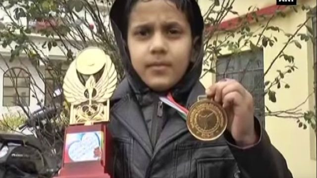 Un copil de clasa a 2a a ajuns campion national la box! Cine e pustiul care a castigat medalia de aur la 8 ani