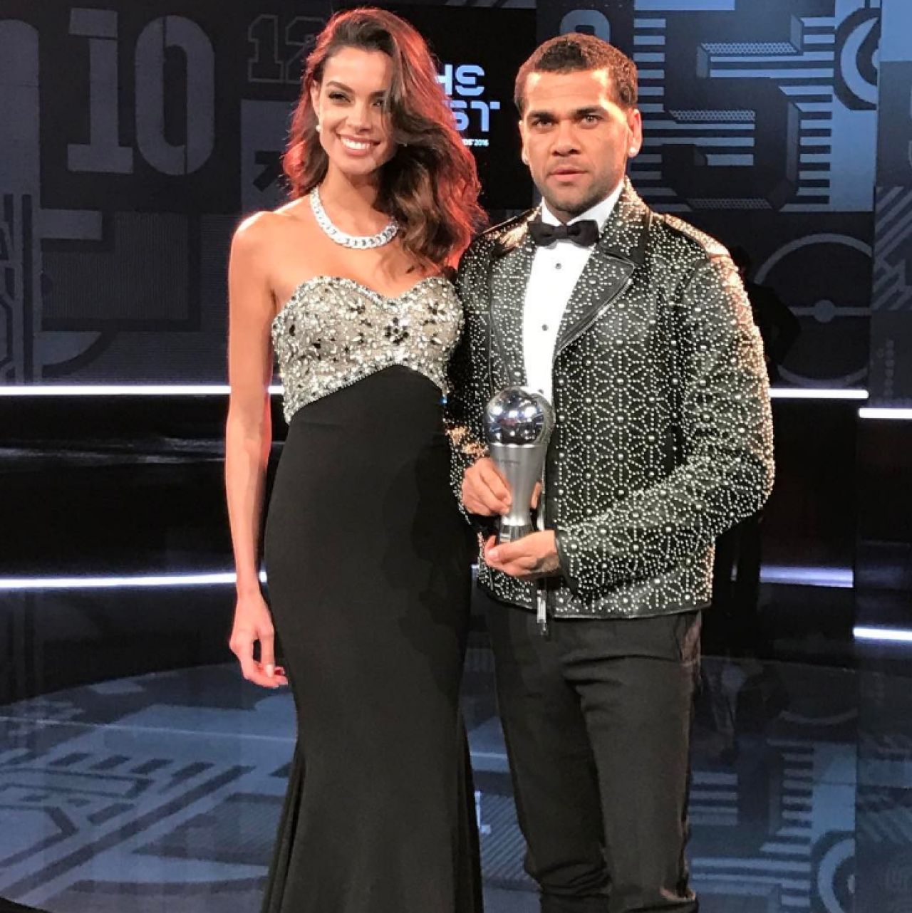 Tipic Dani Alves :) Cum s-a imbracat brazilianul la gala FIFA Best Player Award, de aseara. FOTO_1