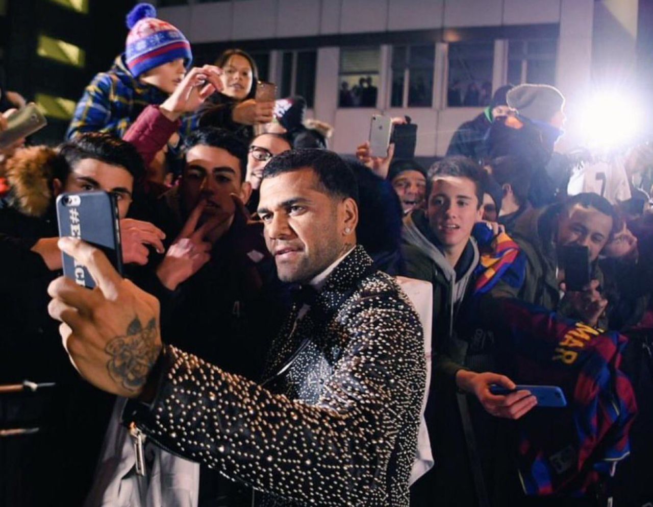 Tipic Dani Alves :) Cum s-a imbracat brazilianul la gala FIFA Best Player Award, de aseara. FOTO_2